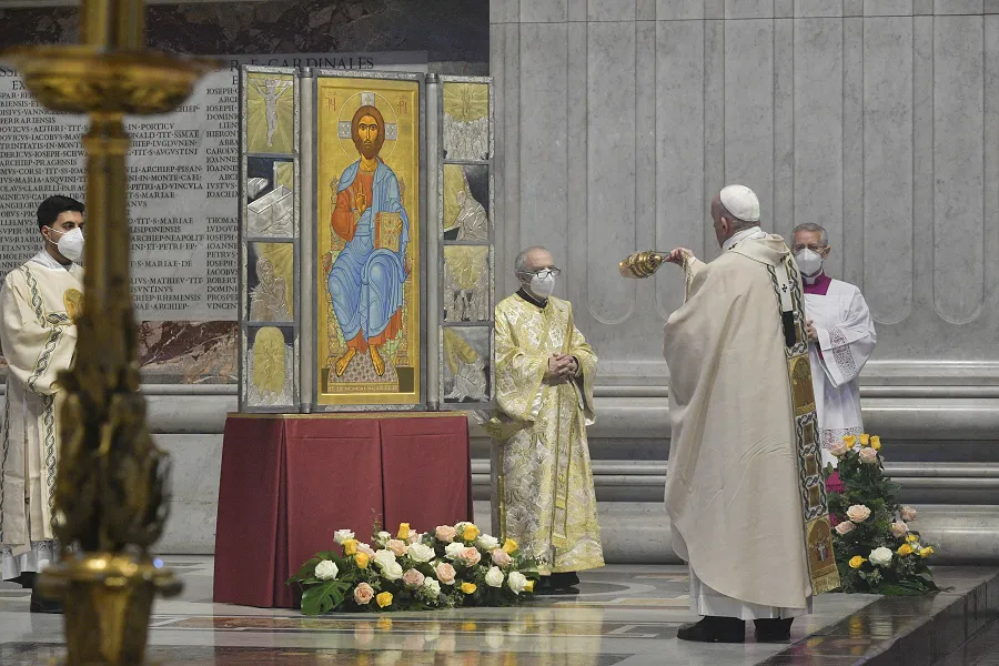 Pope Francis with an icon of Christ during the Easter Sunday Mass in St. Peter's Basilica April 4, 2021.?w=200&h=150